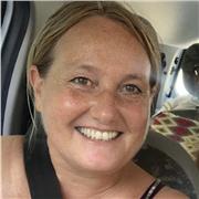 Prof à domicile donne des cours de soutien scolaire et aide aux devoirs pour des élèves de l’enseignement primaire.